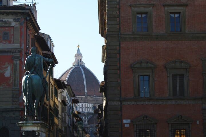 Immerse yourself in the Renaissance vibe: our itinerary will take you through the most picturesque streets - but less crowded.