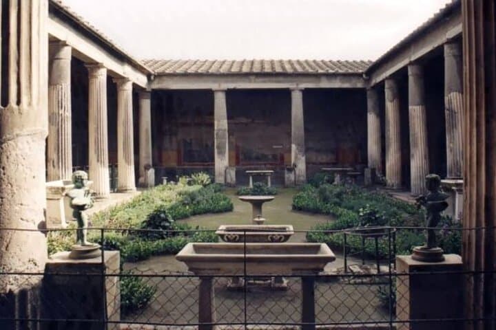 Guided tour of Pompeii with a local guide
