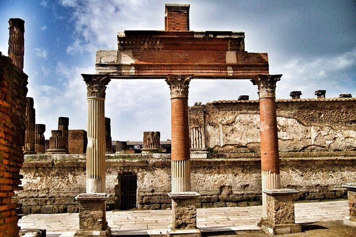 Skip-the-Line Pompeii Guided Tour from Sorrento or Naples