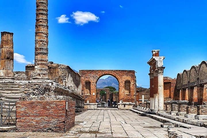 Skip-the-Line Pompeii Guided Tour from Sorrento or Naples