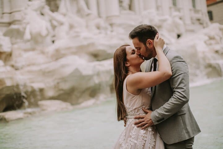 Private Classic Rome Photoshoot in Trevi Fountain & Pantheon