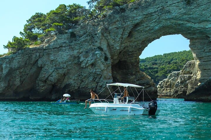 Rent a 40cv equipped boat in Vieste without a license for 4 hours