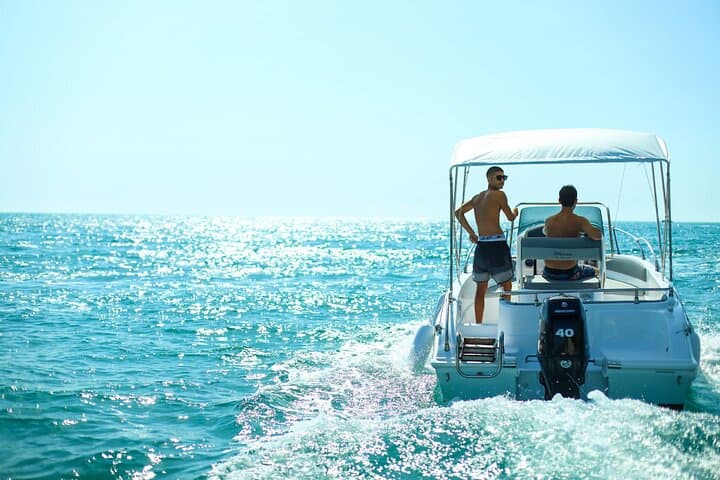 Rent a 40cv equipped boat in Vieste without a license for 4 hours