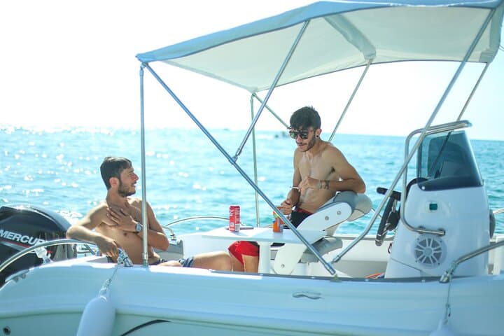 Rent a 40cv equipped boat in Vieste without a license for 4 hours