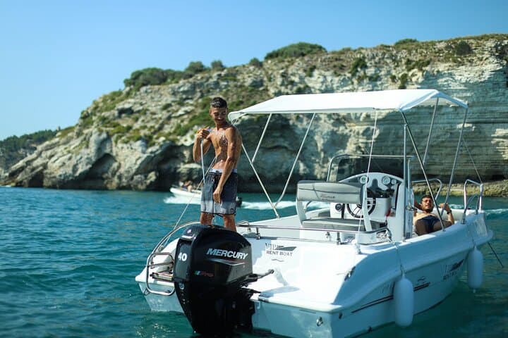Rent a 40cv equipped boat in Vieste without a license for 4 hours