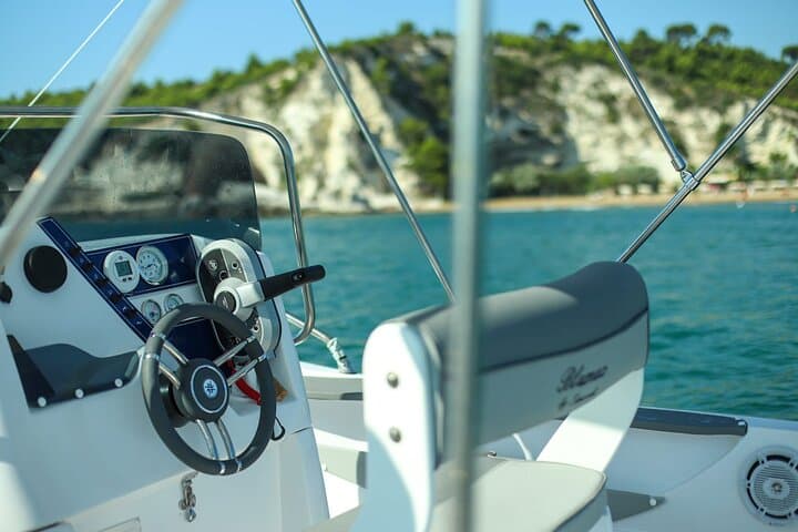 Rent a 40cv equipped boat in Vieste without a license for 4 hours