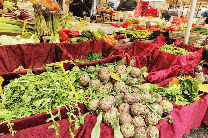 Live an unforgettable experience in the fresh market in Campo de Fiori. Escape into our customs and culture. Taste our local produce such as limoncello, pesto source, and many more!
