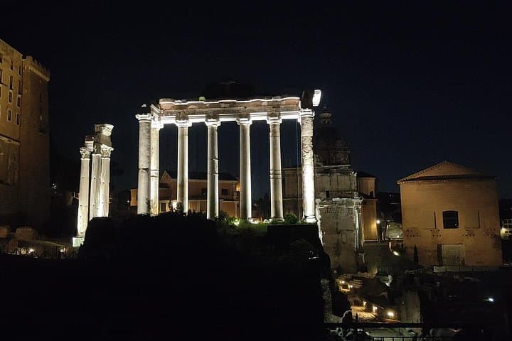 Live an unforgettable experience with our innovative “Rome by Night” tour. Let yourself be spellbound by the nocturnal charm of Rome with our detailed and well-organized tour.