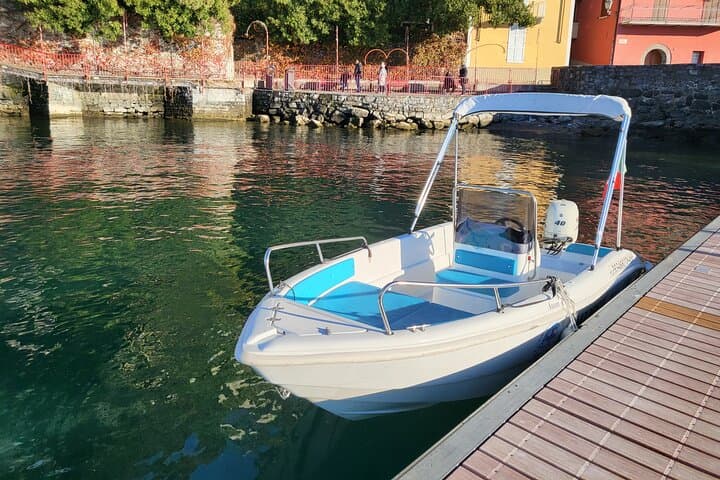 Self Drive Boat Rental License Free in Lake Como