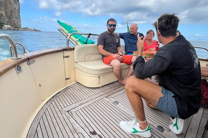 Private Sorrento Coast 2-Hour Boat Tour with limoncello