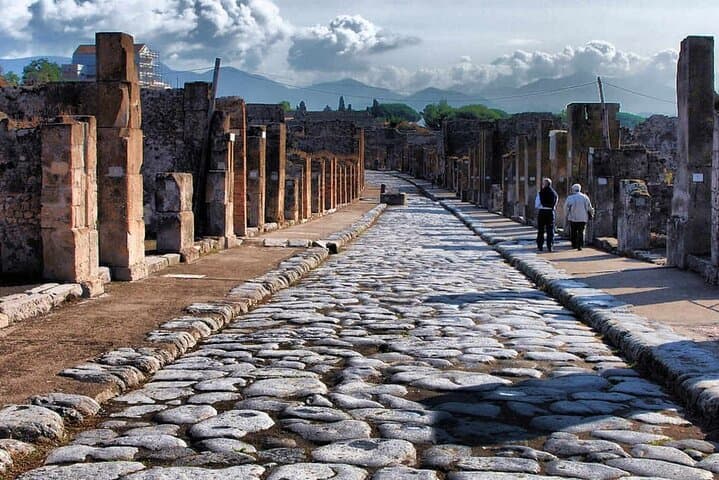 Pompeii: 4h Tour (w Villa Dei Misteri) with an Archeologist Guide
