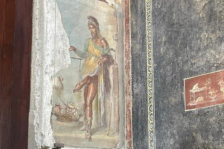 Transfer from Positano to Naples with a 1 hour stop in Pompeii or Herculaneum