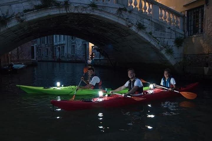 Kayak tour in venice by night