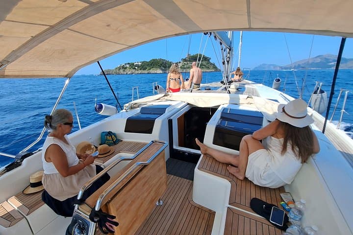 Small Group Sailing Tour in Amalfi Coast with Aperitif