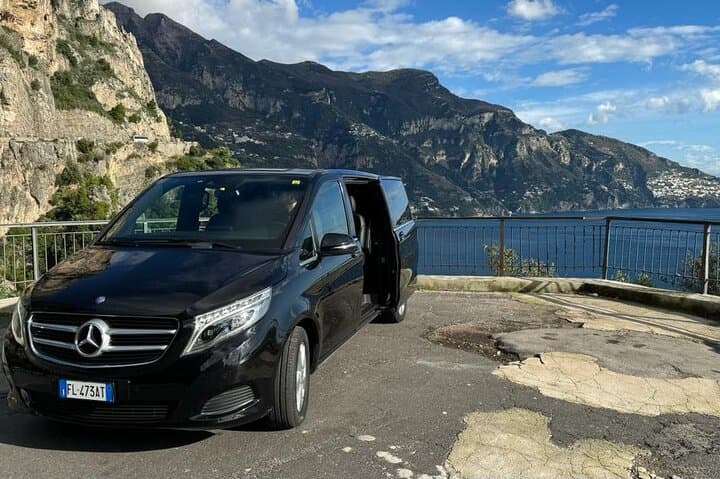 Class V Mercedes in Positano