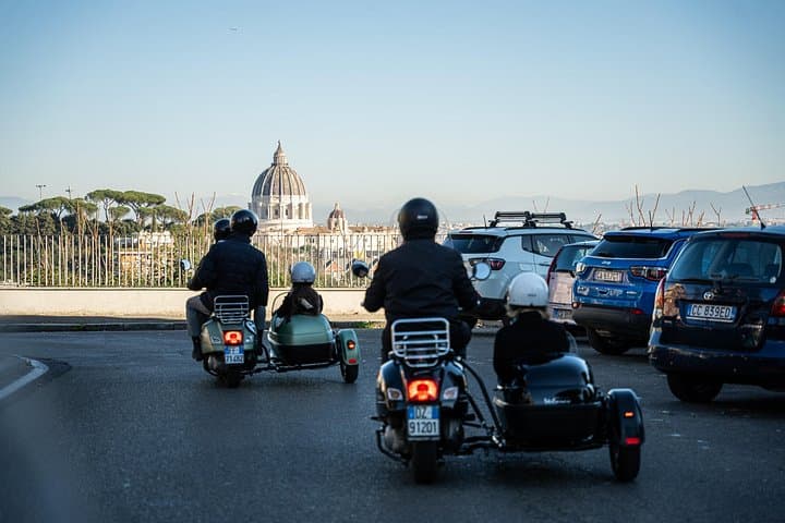 Vespa Sidecar Tour at Day/Night with Pickup