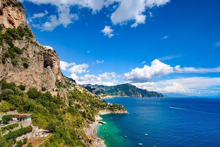 Private direct transfer from Matera to Amalfi with a local driver