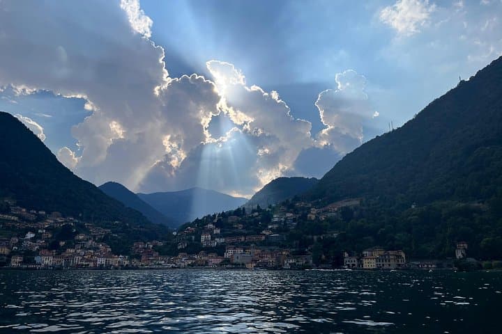 1 and a half hour private boat tour on Lake Como