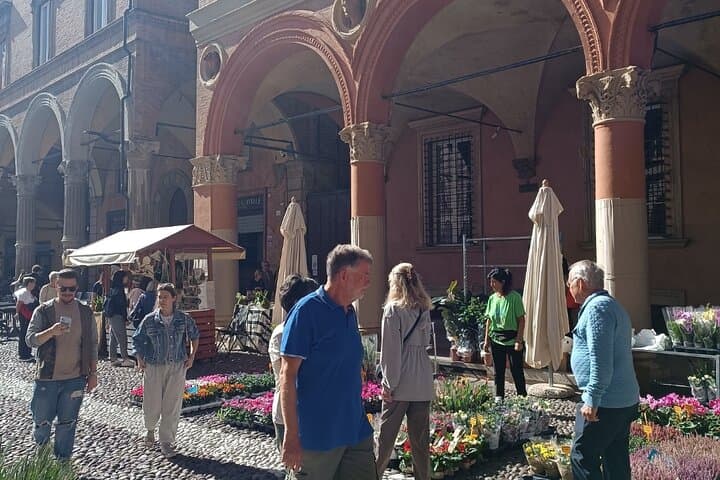 Bologna Walking Tour with Pasta Demo