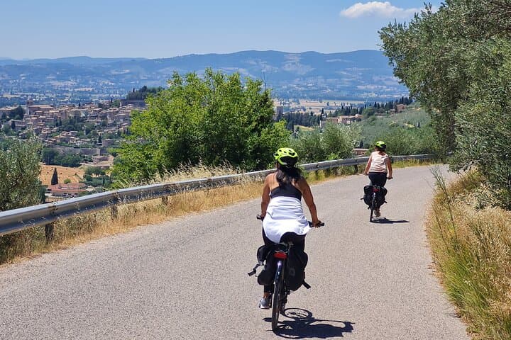 Spello E-Bike & Wine Tour with Scenic Winery Lunch