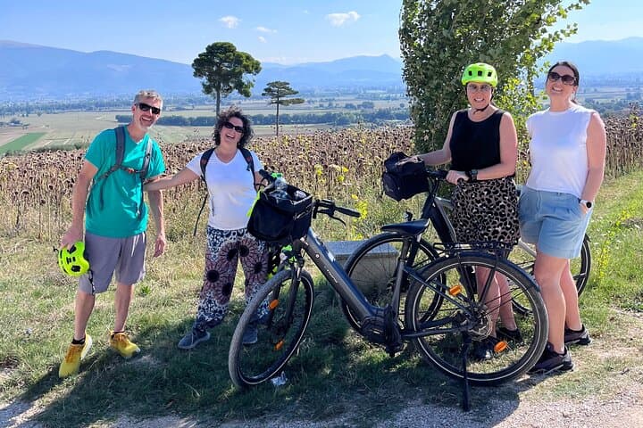 E-Bike Tour near Assisi with Wine Tasting & Winery Lunch