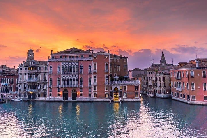 Lake Como to Venice Private Door-to-Door Transfer with Driver