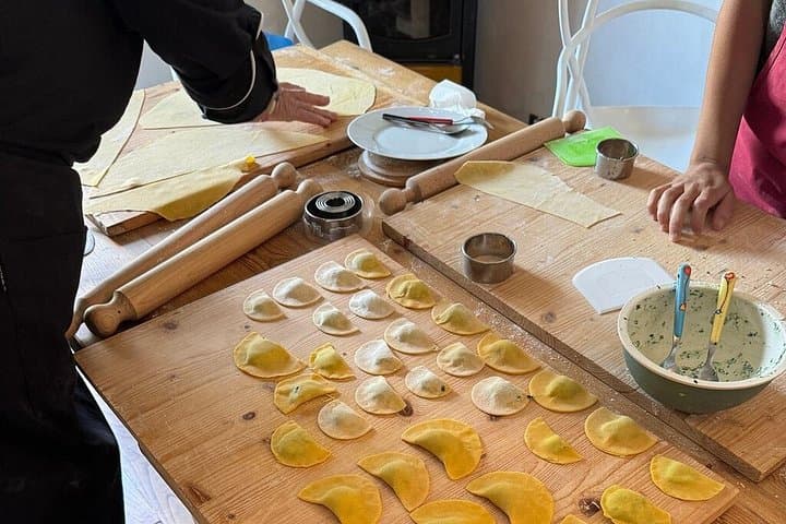 From Rome: Pasta Fresca Cooking Class in a Farmhouse with a Local