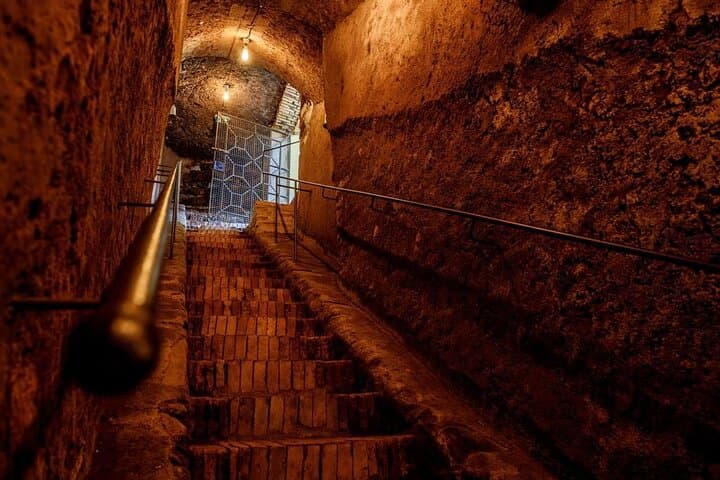 Descend the steps of the 17th century cellar for your aperitif in ancient Rome.
