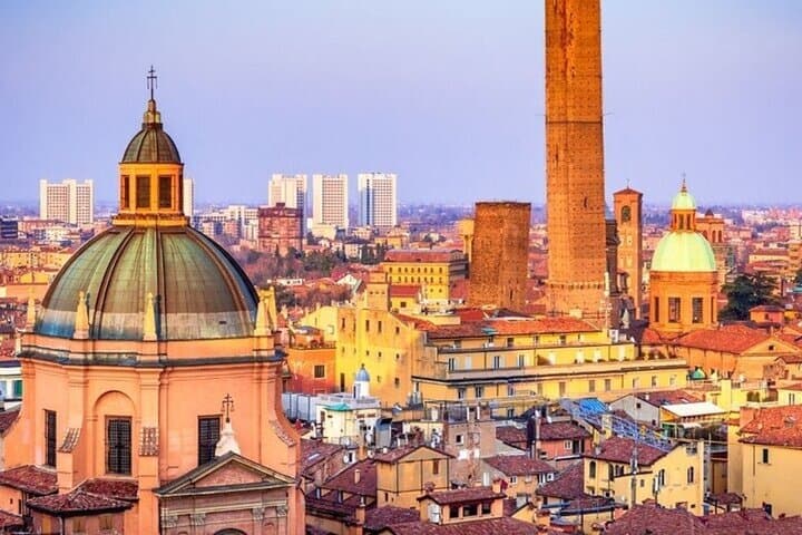 Historic Center Walking Tour in Bologna