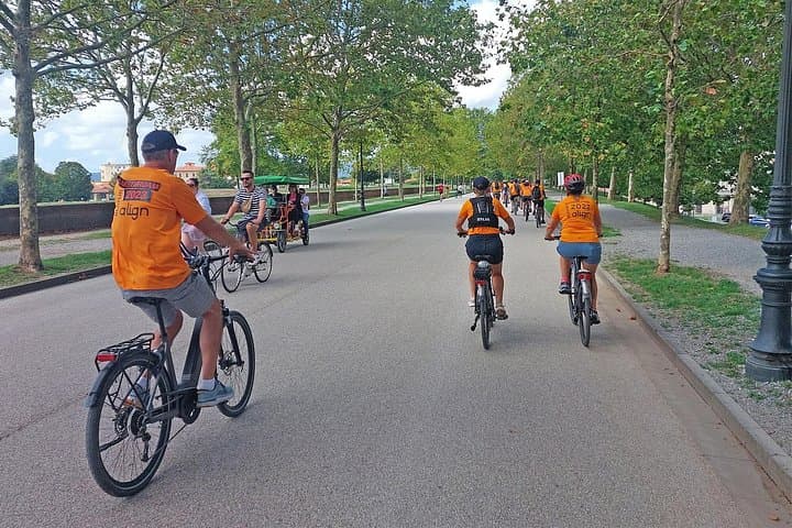 Private Guided Tour of Lucca by E-bike or City bike