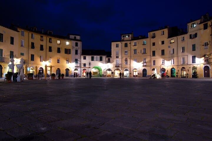 Private walking tour of Lucca city centre and the walls