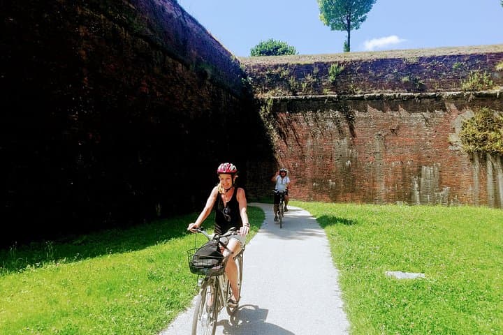 Private Guided Tour of Lucca by E-bike or City bike