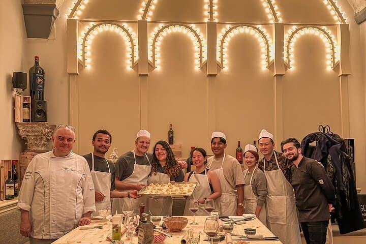 Florence: Pasta Cooking Class with Unlimited Wine
