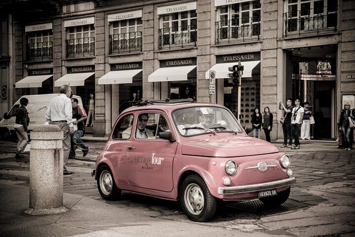30 Minutes Vintage Fiat 500 Fast Tour in Milan