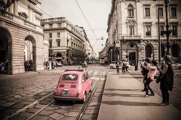 30 Minutes Vintage Fiat 500 Fast Tour in Milan