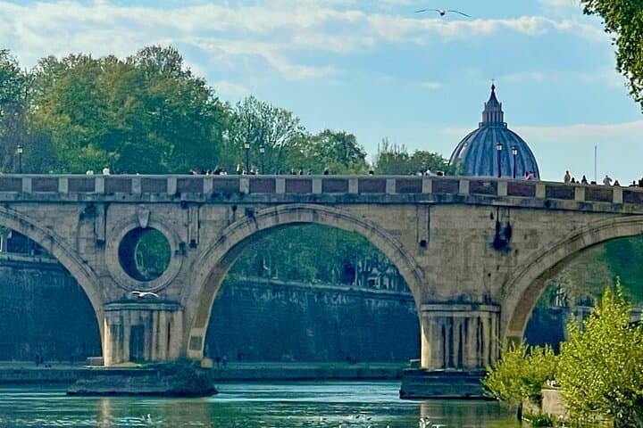 Rome Tiber River Cruise and Top Food Tasting with Wine Pairing
