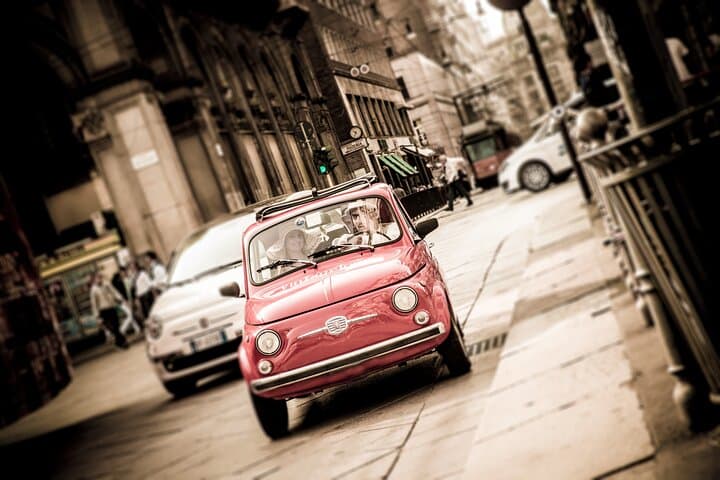 1 hour Vintage Fiat 500 SkyLine Tour in Milan