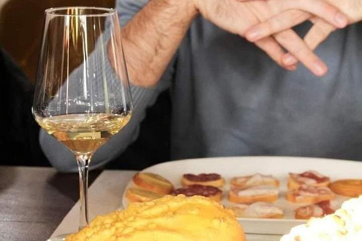 Roero Arneis served with canapés
