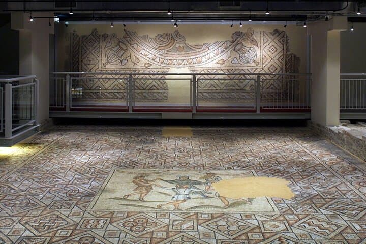 Floor with dancers