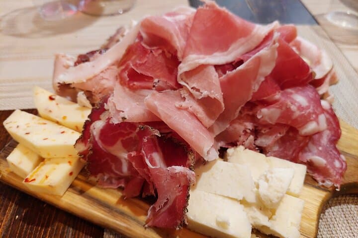 Authentic Full dinner & Wine Experience with a Sommelier in Pisa