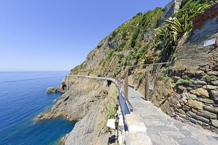 Private Christmas Walking Tour in Cinque Terre Villages