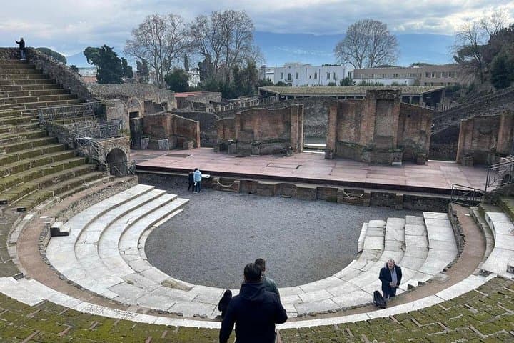 Private transfer from Naples airport to Pompeii