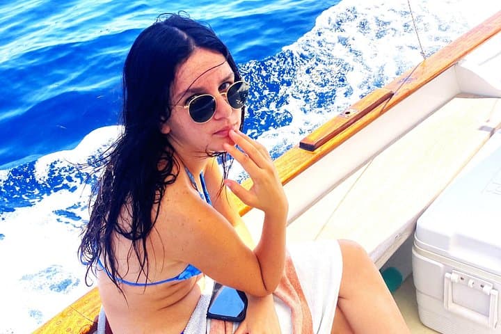 Capri enjoy the Dolce Vita by boat for 4 unforgettable hours!