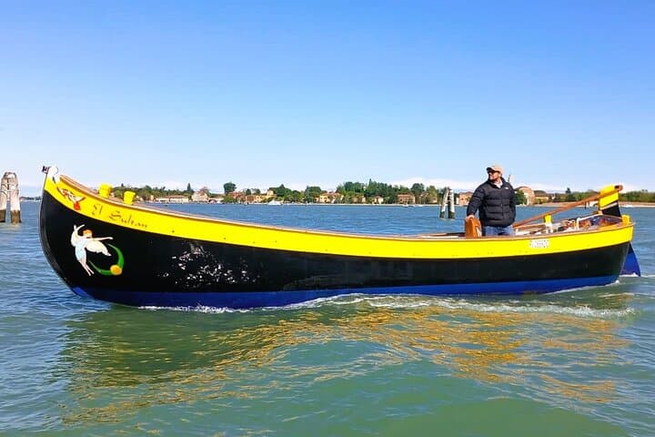 A beautiful boat to go around the lagoon