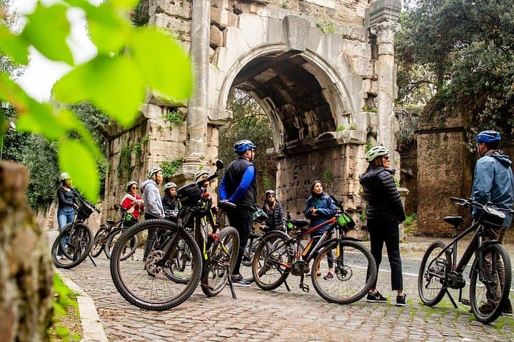 Deluxe Appian Way Bike Tour with Catacombs and Traditional Lunch