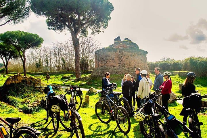 Deluxe Appian Way Bike Tour with Catacombs and Traditional Lunch