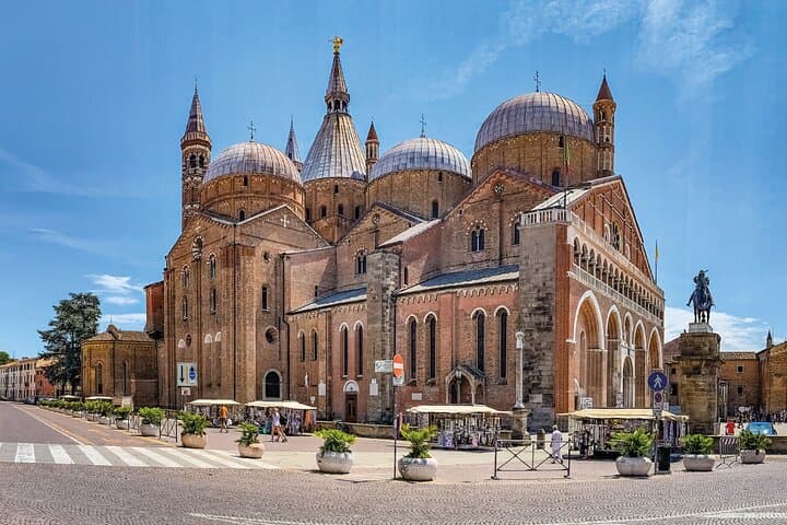 Walk through the main areas of the city