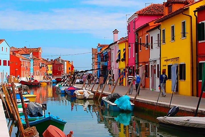 Enjoy an unforgettable tour of Murano, Burano and Torcello.