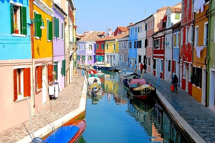 Enjoy an unforgettable tour of Murano, Burano and Torcello.