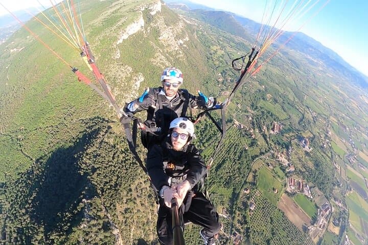 Tandem paraglider with qualified instructor